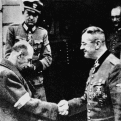Trzech niemieckich nazistowskich oficerów. Jeden z nich podaje rękę mężczyźnie z opuszczoną głową bez wojskowych dystynkcji z powstańczą opaską na prawym ramieniu.